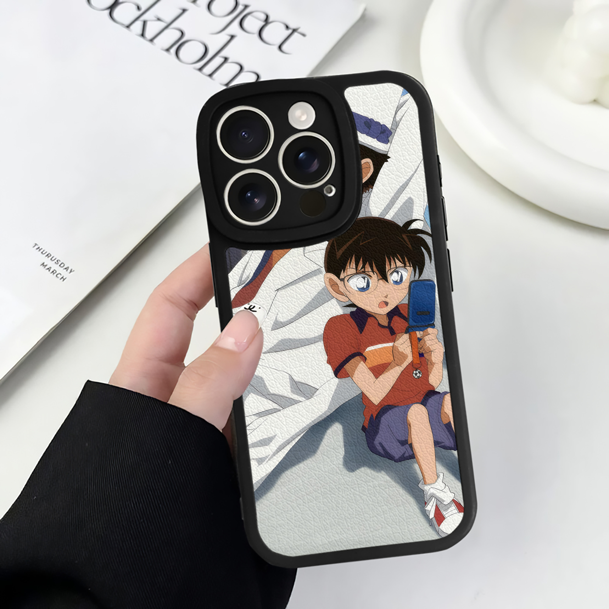 （画像用） 名探偵コナン Detective Conan 【iPhone 16シリーズ対応】シリコンスマホケース（レザー調） 材質：シリコン